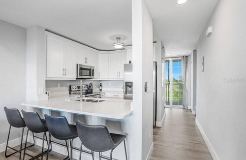 Ruskin House | Bayfront Townhouse w/Heated Pool, HotTub, Beach, Marina, tiki bars w/live music