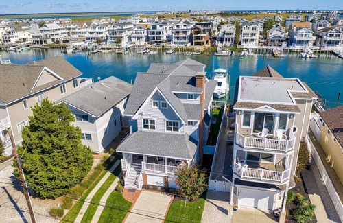 Avalon House | BAYFRONT! Walk to town! !NEWLY RENOVATED 2025!