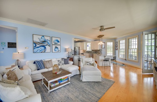 White Stone House | Bayfront White Stone Escape w/Private Beach!