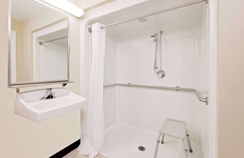 Battle Creek Hotel | Baymont by Wyndham Battle Creek Downtown