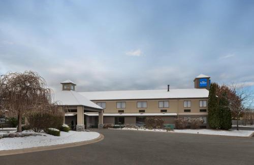 Belleville Hotel | Baymont by Wyndham Belleville Airport Area Free Airport Shuttle