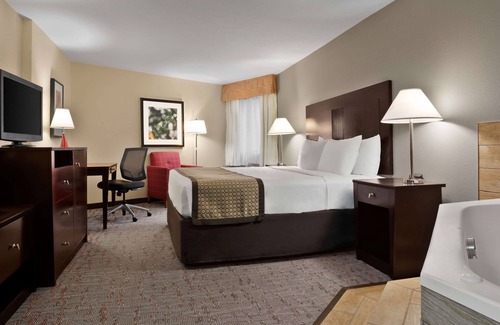 Belleville Hotel | Baymont by Wyndham Belleville Airport Area