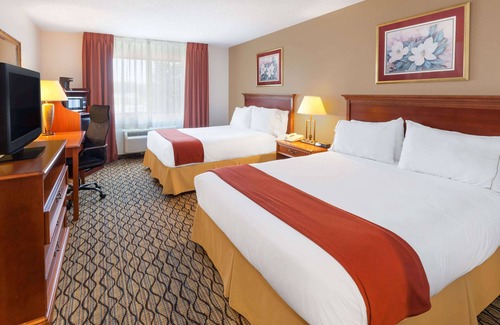 Chelsea Hotel | Baymont by Wyndham Chelsea