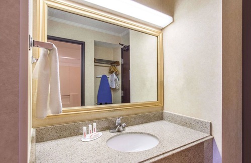 Roseville Hotel | Baymont by Wyndham Detroit/Roseville