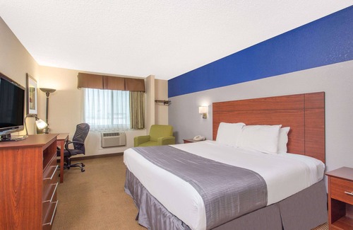 Dubuque Hotel | Baymont by Wyndham Dubuque