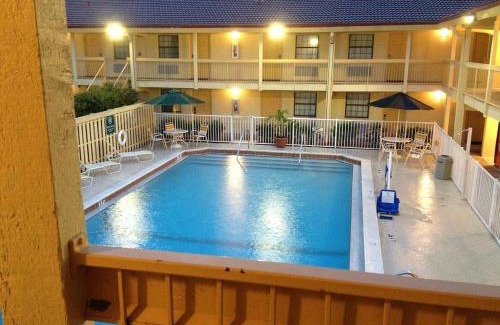 Fort Myers Hotel | Baymont by Wyndham Fort Myers Central
