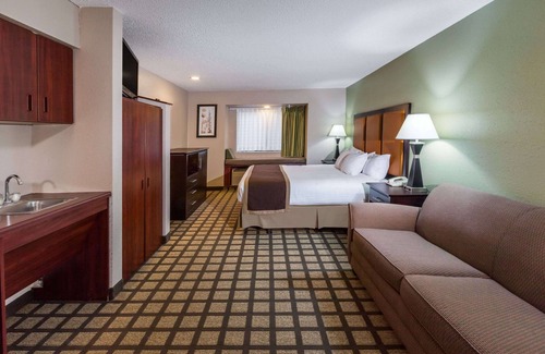 Gaylord Hotel | Baymont by Wyndham Gaylord