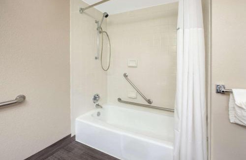 Grand Rapids Hotel | Baymont by Wyndham Grand Rapids Near Downtown