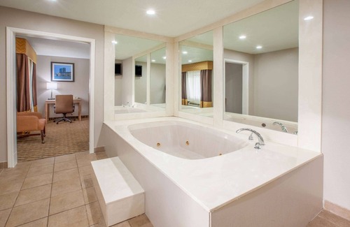 Grand Rapids Hotel | Baymont by Wyndham Grand Rapids Airport