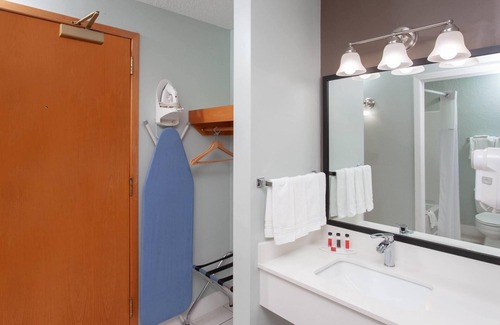 Grand Haven Hotel | Baymont by Wyndham Grand Haven