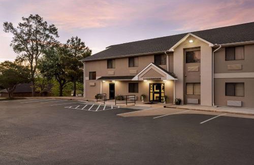 Hearne Hotel | Baymont by Wyndham Hearne