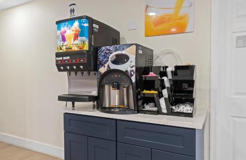 West Colonial Hotel | Baymont by Wyndham Orlando Downtown