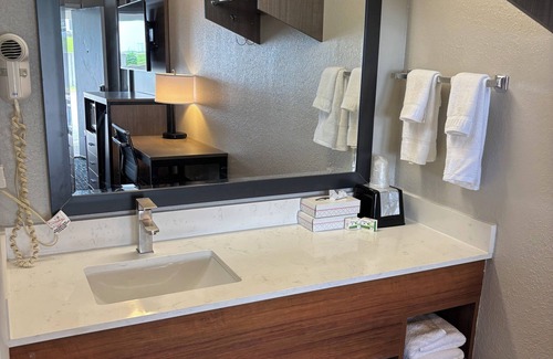 Petoskey Hotel | Baymont by Wyndham Petoskey
