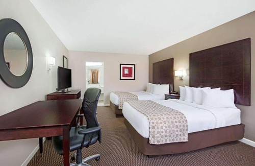 Sandusky Hotel | Baymont by Wyndham Sandusky