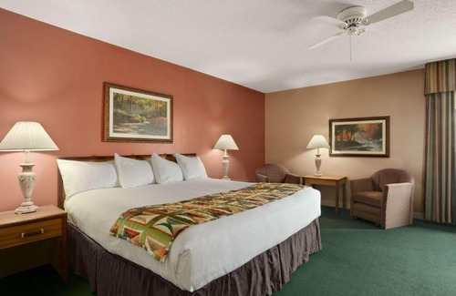 Sullivan Hotel | Baymont by Wyndham Sullivan