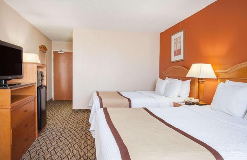 Madison Heights Hotel | Baymont by Wyndham Madison Heights Detroit Area