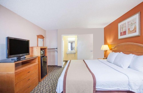 Madison Heights Hotel | Baymont by Wyndham Madison Heights Detroit Area