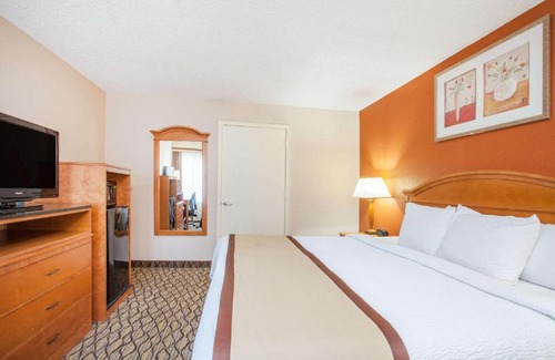 Madison Heights Hotel | Baymont by Wyndham Madison Heights Detroit Area