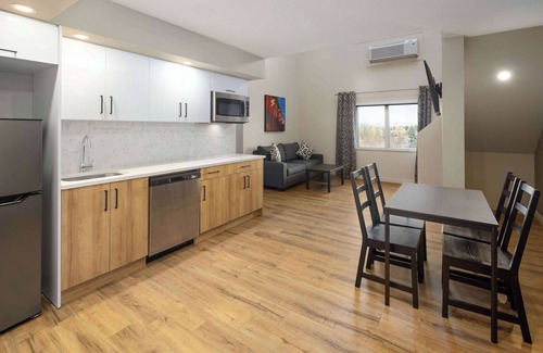 West Edmonton Hotel | Baymont By Wyndham West Edmonton