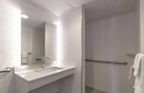 Elmsford Hotel | Baymont by Wyndham White Plains - Elmsford
