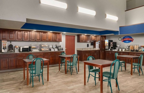 Swanton Hotel | Baymont Inn & Suites by Wyndham Swanton/Toledo Airport