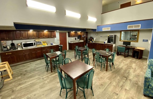 Swanton Hotel | Baymont Inn & Suites by Wyndham Swanton/Toledo Airport