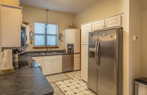 Carrabelle House | Bayou Breeze is a waterfront house on a private one-acre lot