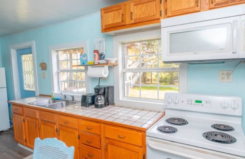 Shoreline Park House | Bayou Canal Cozy Apartment W/Boat Dock