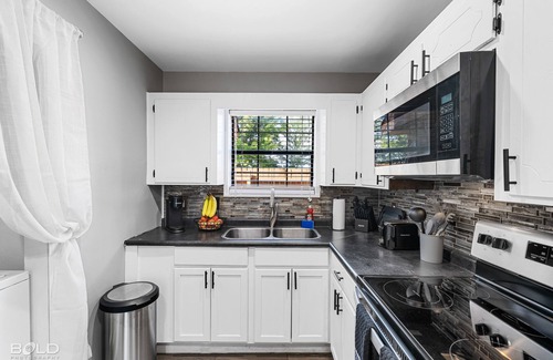 Broadmoor House | Bayou Getaway - Gated townhome w/King Bed