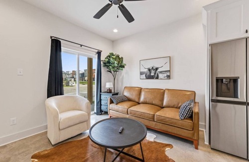 Lafayette Villa | Bayou House/King Bed/Cozy & Chic/Instant Book