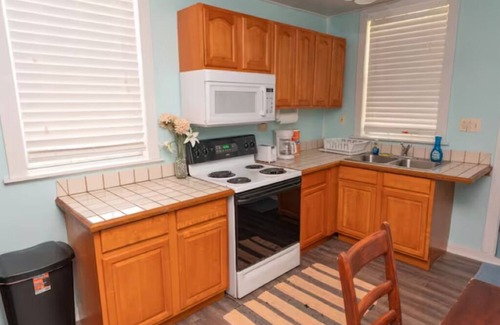 Shoreline Park House | Bayou Waterfront Cozy Apartment W/Boat Dock