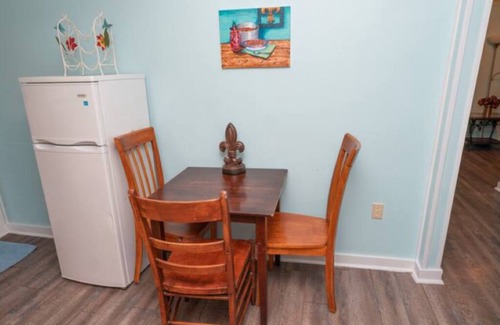 Shoreline Park House | Bayou Waterfront Cozy Apartment W/Boat Dock