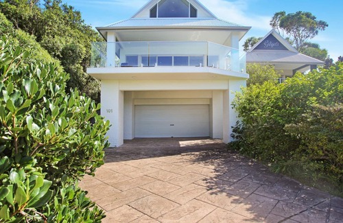 Hawks Nest House | Bays Edge - Waterfront home