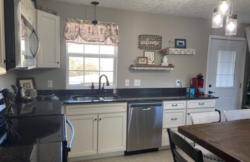 Kingsport House | Bays Mountain Getaway Cottage