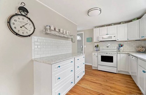 New London House | Bayshore Breeze - Walk to Ocean Beach w/Patio