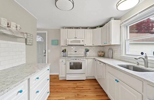 New London House | Bayshore Breeze - Walk to Ocean Beach w/Patio