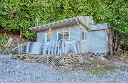 Wiarton Cottage | Bayshore Cottages: The Molokai