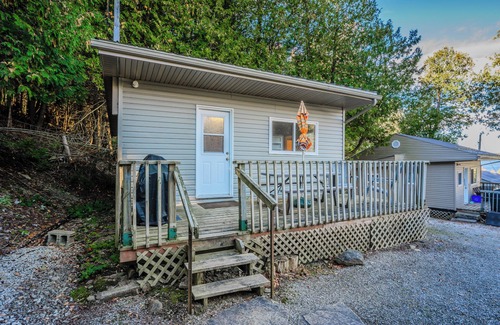 Wiarton Cottage | Bayshore Cottages: The Molokai
