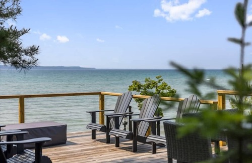 Elk Rapids House | Bayshore Waves | On Lake Michigan | Pet Friendly