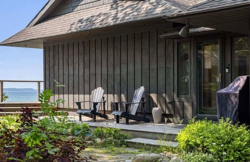 Elk Rapids House | Bayshore Waves | On Lake Michigan | Pet Friendly