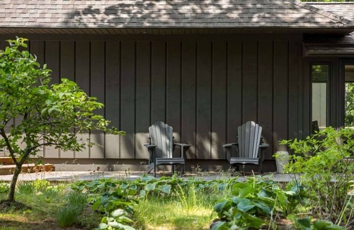 Elk Rapids House | Bayshore Waves | On Lake Michigan | Pet Friendly