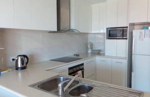 Rockingham Apartment | Bayside Apartment Rockingham, opposite the beach