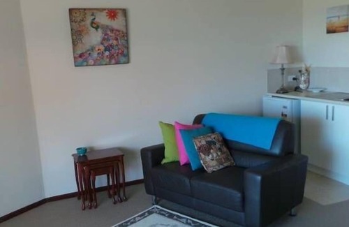 Rockingham Apartment | Bayside Apartment Rockingham, opposite the beach