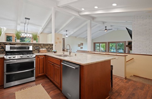 Browns Lake House | Bayside Beach House, Hot tub, Sauna, EV charger