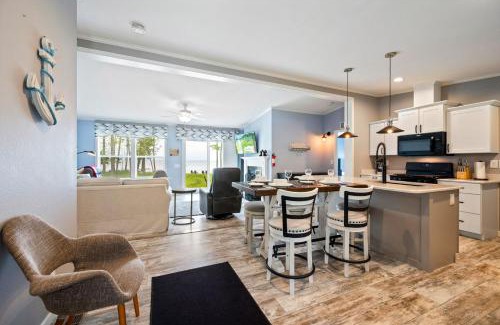 Brussels House | Bayside Bear - Lakefront Paradise! Hot Tub, Canoe & Family Fun