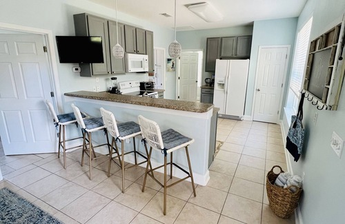 Niceville Villa | Bayside Cottage 4 miles to Destin, Shopping & Beaches, minutes to Elgin AFB