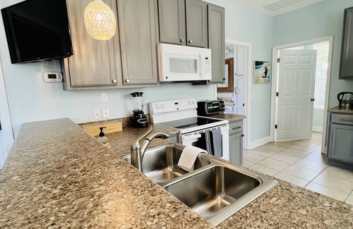 Niceville Villa | Bayside Cottage 4 miles to Destin, Shopping & Beaches, minutes to Elgin AFB