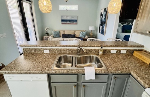 Niceville Villa | Bayside Cottage 4 miles to Destin, Shopping & Beaches, minutes to Elgin AFB