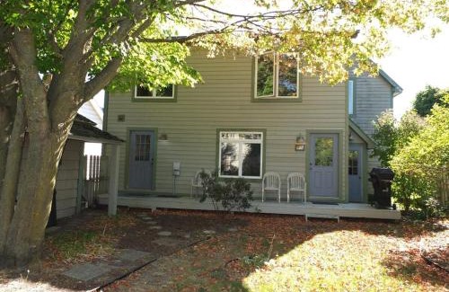 Frankfort House | Bayside Cottage - Remodeled And Great Location!