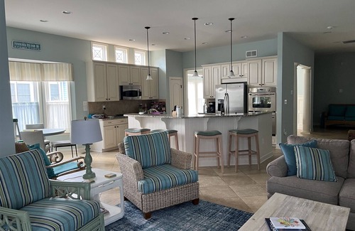 The Commons House | Bayside * Extraordinary Single Family w 4BR, 3 BA, 2 MBR Suites 3,200 sq. ft.